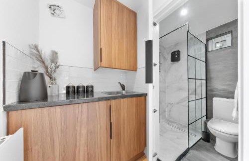 AC & Private Drive Stylish 4BR 5 Beds 8 Guests Wifi And Parking - Photo 20