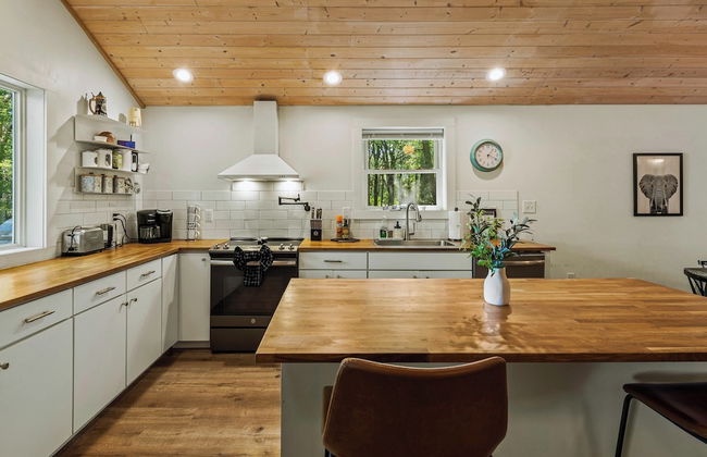 Lake Daze by Avantstay Lakefront w/ Modern Interior, Enclosed Porch & Hot Tub - Foto 16