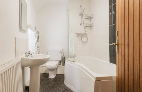 Charming Cotswolds Retreat in the Heart of Dursley - Foto 17