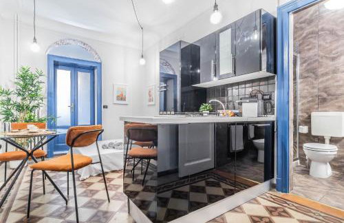 Elegant City Center Flat 5 Guests - M1 Metro - Fast Wi-Fi - AC & Balcony - Photo 9