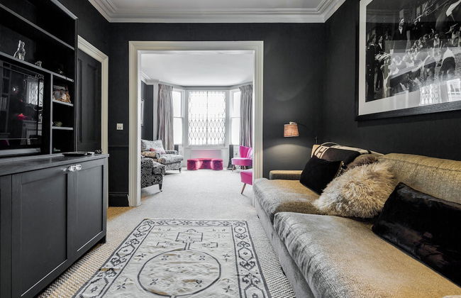 Exquisite Designers Abode - Photo 46