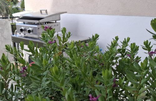 50 M2 -T3- 4 personnes - Moderne-Climatisé-2 chambres-Wifi -Très grande terrasse de 35 M2 avec BBQ-1er étage dans petit immeuble - Vue magnifique et dégagée - Foto 29
