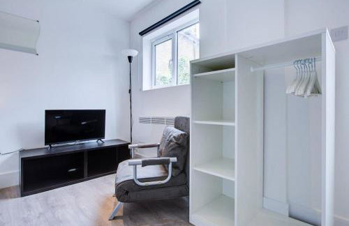 Comfy and Convenient Studio Suite Lewisham with Free street parking, WIFI and quick access to central London Sleep 3 - Photo 8