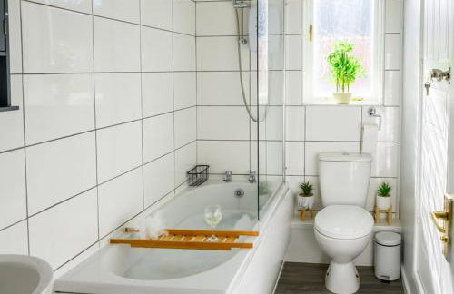 Stylish Two-bed House Birmingham with Parking - Foto 12