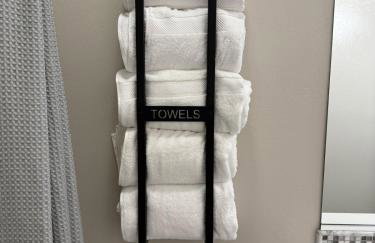 Spacious Home with Private Pool - Photo 25