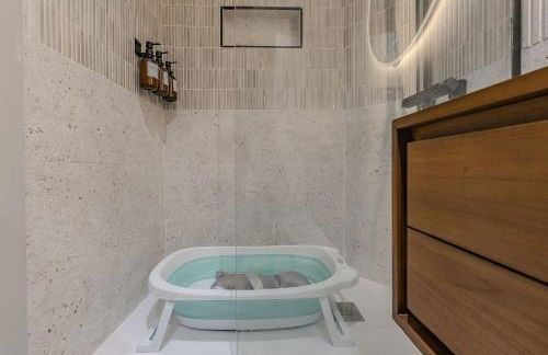 NEW Refurbished Modern Apartment - Photo 13