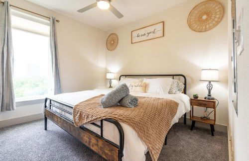 RiverWalk PentHouse Oasis w/Free Parking Gym Pool - Photo 3