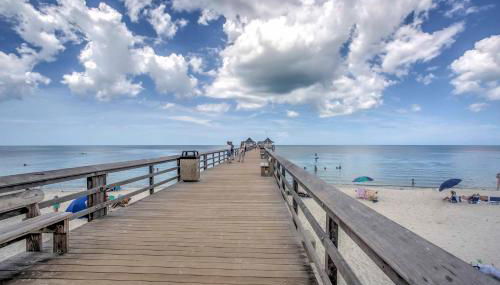 Upscale Naples Condo with Pool Access Walk to Pier! - Foto 3