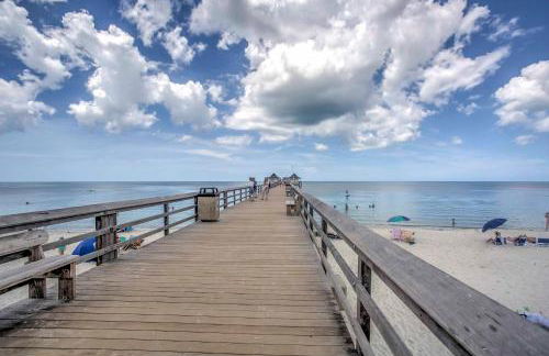 Upscale Naples Condo with Pool Access Walk to Pier! - Foto 3