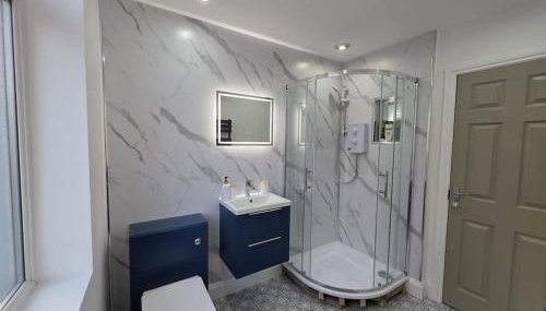 #18 Anfield 5 min walk - Sleeps 7 - 4BR 5Bed 3Bathrms - Perfect for contractors and Families - Free Parking - Foto 4, Shower