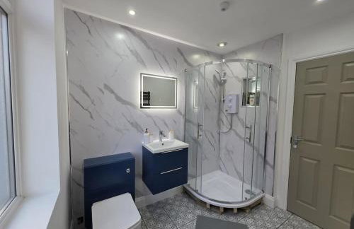 #18 Anfield 5 min walk Sleeps 7 4BR 5Bed 3Bathrms - Photo 4