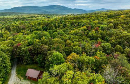 Secluded 2BR Cabin w Hot Tub, Pond, Trails, WiFi - Foto 22