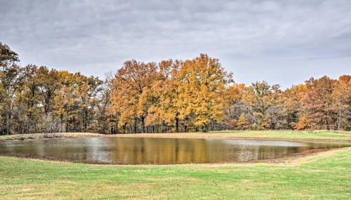 Lakefront Columbia Cabin with Porch and Shared Dock - Foto 2
