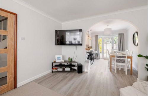 Modern Coastal Retreat, HotTub, Fire Pit, Pets welcome - Photo 6