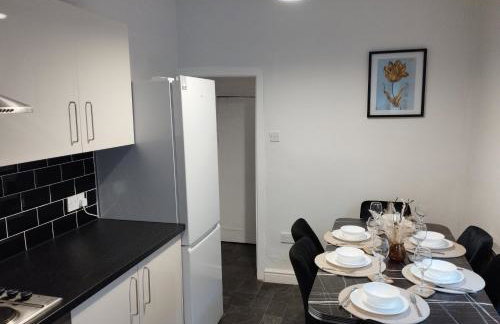 Comfortable Home From Home Bolton Central - Sleeps - 10 - Foto 10