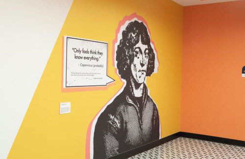 Chic East Side 1BR Apt with Balcony, Pool, and Gym - Foto 30