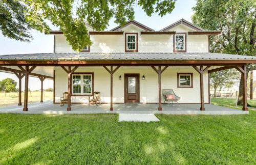 Remodeled Farmhouse on 18 Acres 8 Mi to Elgin! - Foto 23