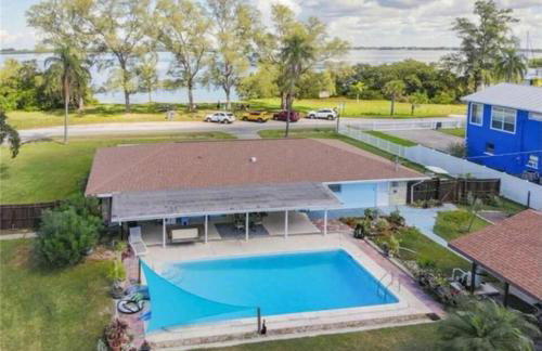 Pool home on the Bay, large private yard near AMI - Foto 1