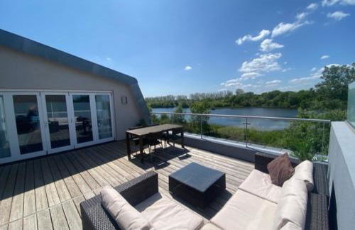 HM111 Penthouse Apartment with Lake View & free Spa Access- Lower Mill Estate Cotswolds - Foto 1