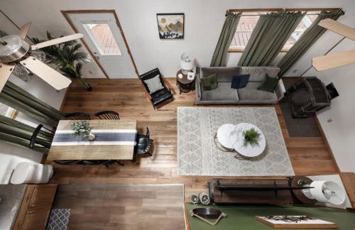 Cozy cabin w hot tub, fire pit & pet-friendly - Foto 9