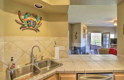 Serene Desert Escape with Porch and Resort-Style Perks - Foto 11