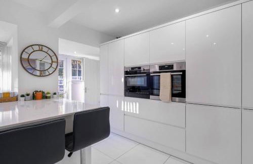 Family-Friendly 4-Bed near Parks & Transport Links - Foto 12