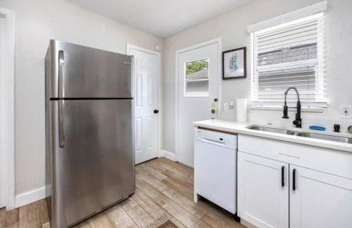 1 Block to Downtown - 7 min to beach - King bed & Free parking - Foto 16