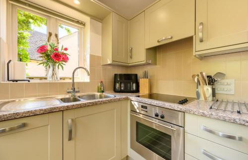 Cosy Cotswold Lodge by Your Home Here - ideal for families, log-burner, spa, private parking, EV Hookup included and heated swimming pools - Foto 17