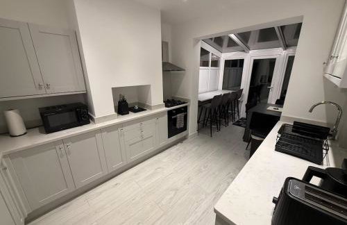 Luxury 4 Bedroom House in Harrow with Free Parking - Foto 6
