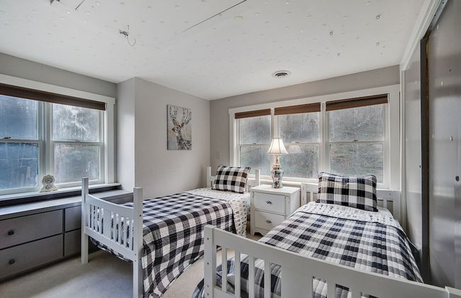 Killington Mountain Home! HotTub & 5 min to Skiing! 3 Bedroom Home by RedAwning - Foto 4