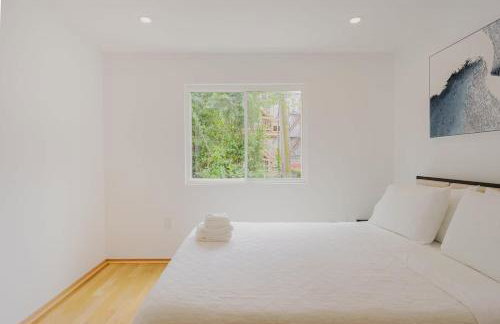 Luxury 3BD Short Walk to Airport - Foto 11