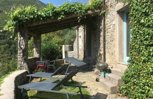 Stunning medieval setting surrounded by mountains - Photo 15