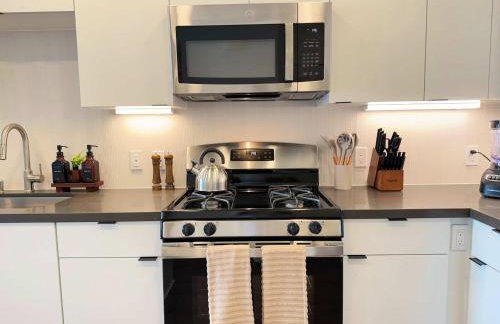 Upscale Escape 10 Min from Disneyland With Pool & Gym - Foto 5