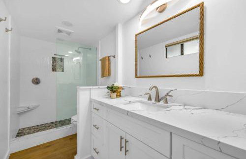 Oceanfront Modern Coastal Remodel - Serene Sunsets & Relaxation on Large Lanai - Foto 22