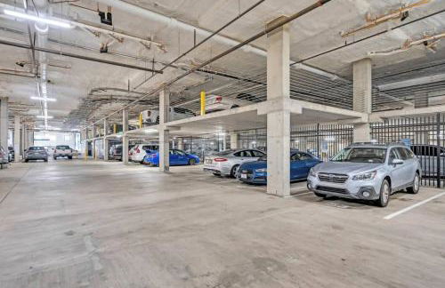 Skyline Retreat - Free Parking, Pool, Balcony - Foto 7