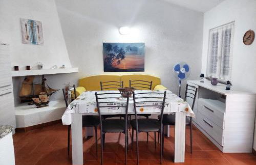 Beachfront Villa Sea & Garden - 2BR - AC - WiFi - BBQ - Parking - Pet Friendly - Foto 11