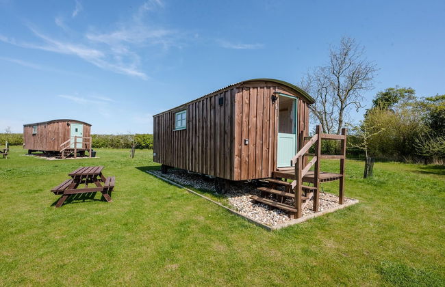 Honeysuckle Farm Hut 3 - Suffolk Farm Holidays - Photo 1