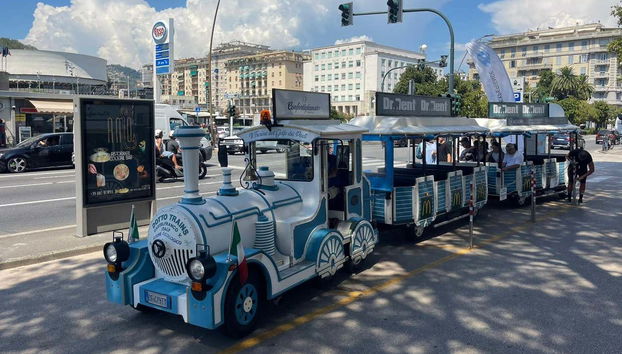 Trenino turistico di La Spezia - Foto 2, Vista laterale del trenino del Golfo dei Poeti