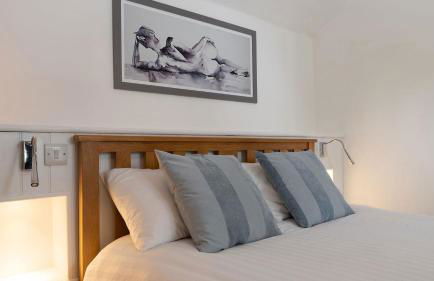 Sailors Return - Photo 30