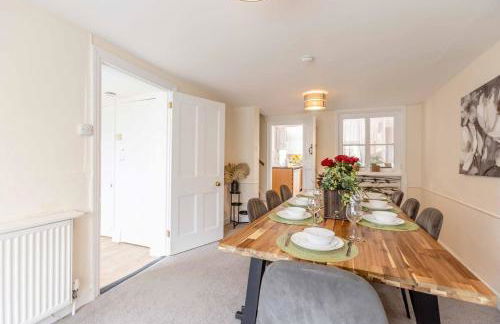 Charming 3BR Cottage Near Windsor and Sights - By Tempstay - Foto 12