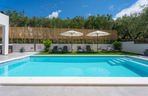Apartment Gironi with Pool, Jacuzzi - Photo 3