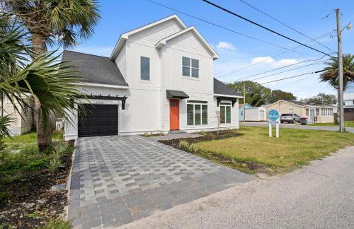 Brand NEW Expansive Coastal Home w/ Custom Furnishings Sleeps 15 - Photo 44