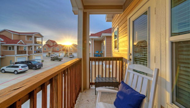 Private Yard, Cornhole, Resort Pool Oasis w/ Slide Down the Shore by Avantstay - Foto 3, Interior