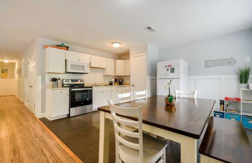 Walk to Atlantic Beach Family Gem with Fenced Yard - Foto 9