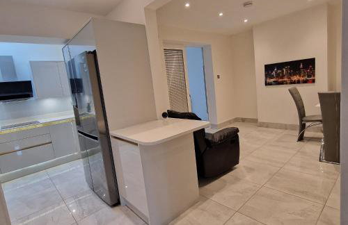 Delightful & Spacious Guest House in Farnworth Near Bolton Hospital - Foto 4