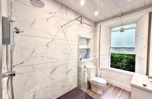 The Handy Hub Luxury Victorian Apartment - Fast WiFi & Central Edinburgh - Photo 18