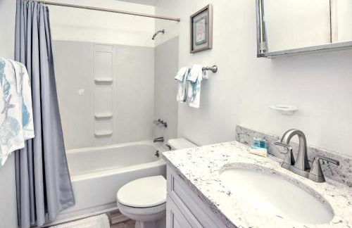 Renovated Crescent Lake Escape with Waterfront Deck! - Foto 19