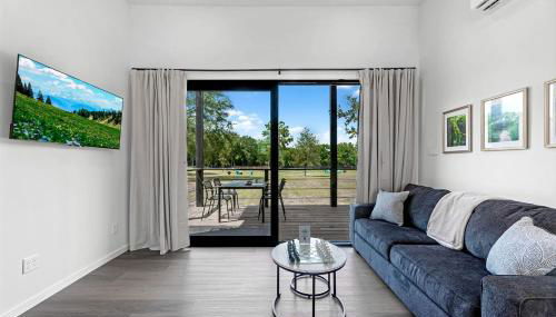 Peaceful Farmhouse-Style Tiny Home Resort with Goats & Pool in Hempstead, Texas - Foto 4