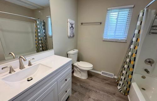 3BR Retreat near BrewDog, games, and lots of space - Foto 14