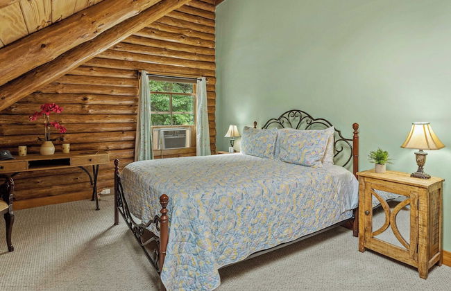 The Bigwood Cabin by Avantstay Hot Tub, Firepit, Pool Table, Private Yard - Photo 47